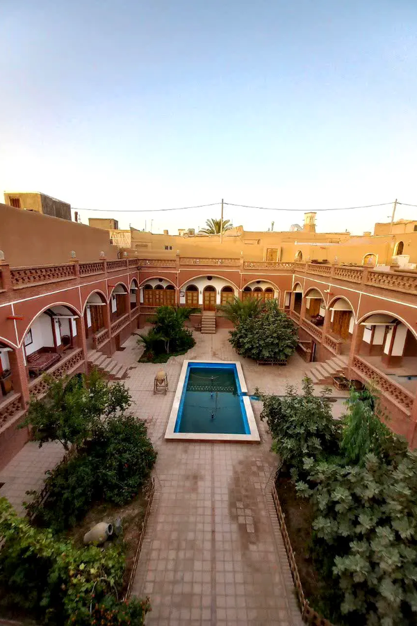 محوطه سنتی و اصیل هتل ویونا در کاشان
